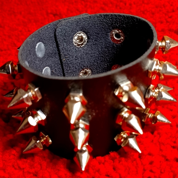 Spike Cuff - Picture 1 of 4